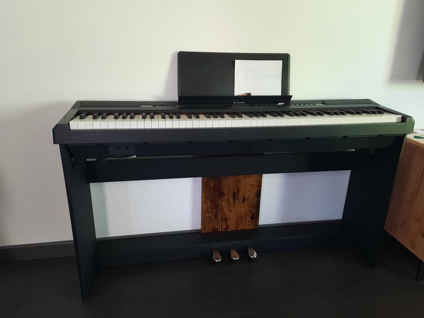 Customer photo review of Donner DEP-20 88 touches lestées Clavier de Piano numériques avec support et 3 pédale