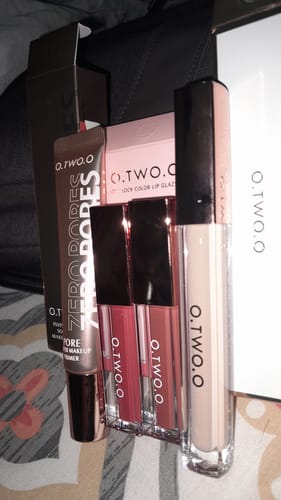 Customer photo review of O.TWO.O LIGHTWEIGHT AND SEAMLESS CONCEALER