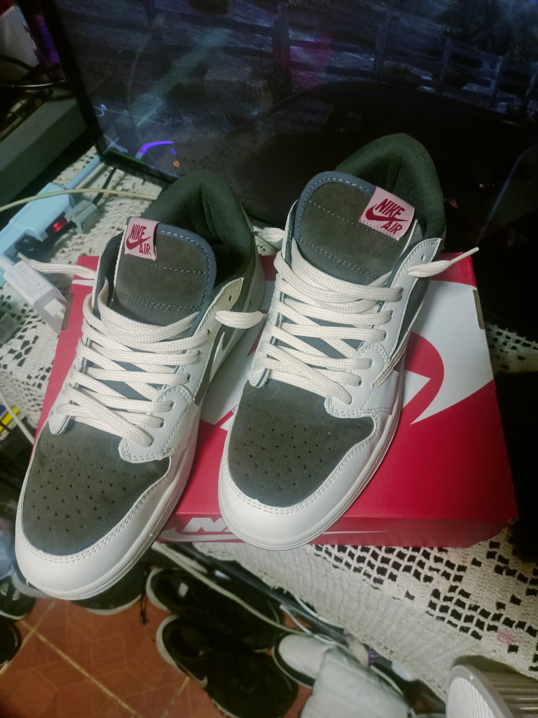 Customer photo review of Tenis Travis Low Reverse Moca