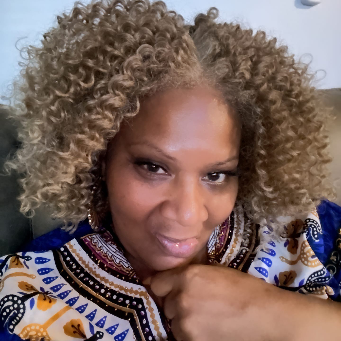 Customer photo review of Outre Melted Hairline Kinky Soft Edges Glueless HD Lace Front Wig - KINKYSOFT 3