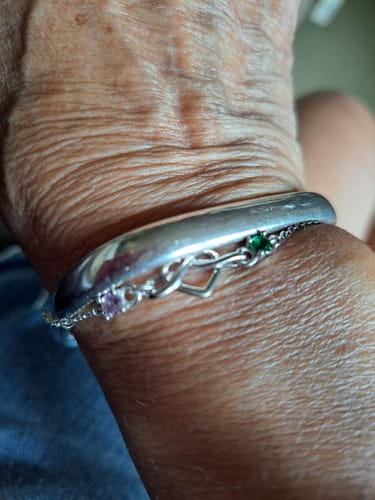 Customer photo review of Gepersonaliseerde Hartknoop Geboortesteen Armband