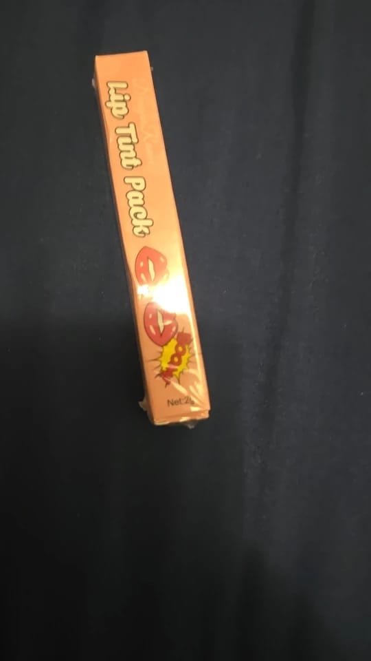 Customer photo review of Peel-Off Lip Gloss Contour Tattoo — Rose Red | KIMLUD