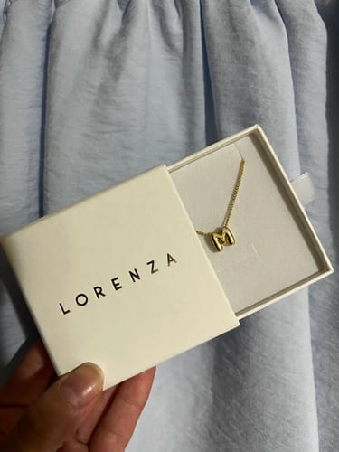 Customer photo review of Collar Dorado Mini Inicial Bubble