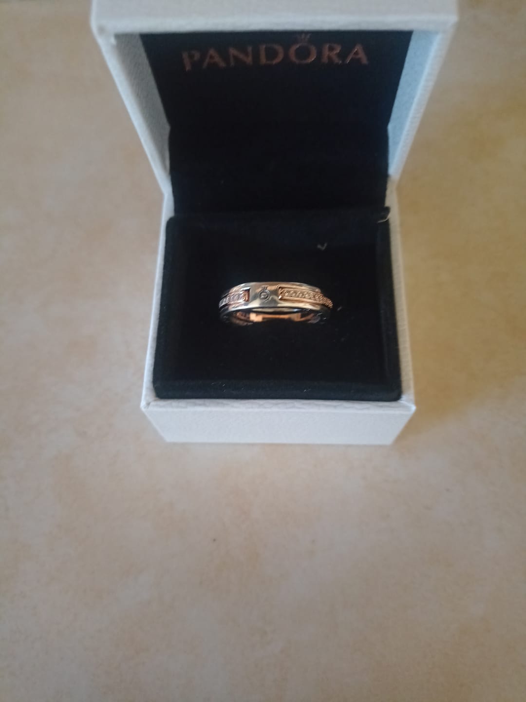 Customer photo review of ANILLO LOGO Y PAVE 2 TONOTS SIGNATURE PANDORA + KIT DE REGALO