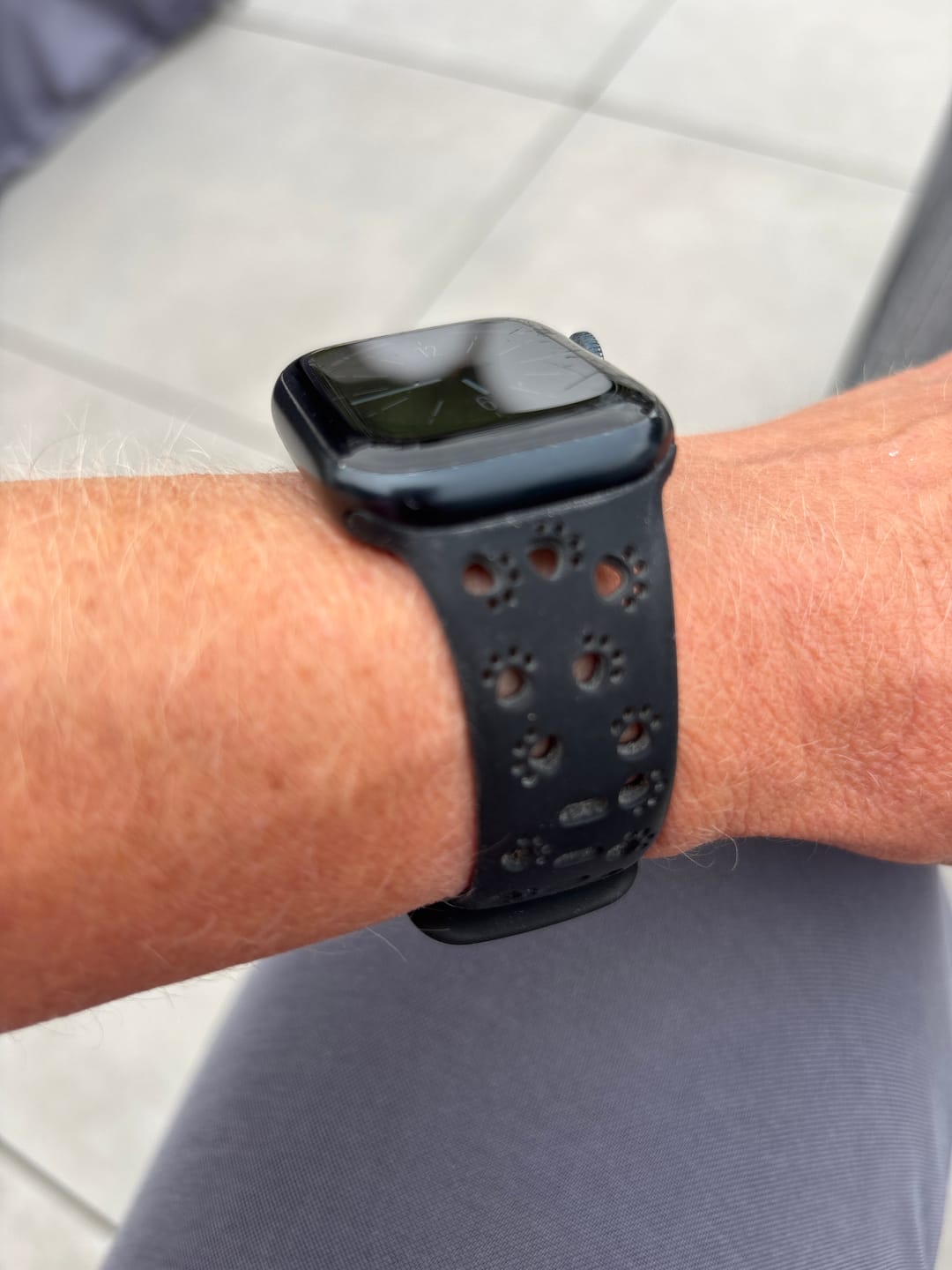 Customer photo review of Apple Watch Silikonband "Pfoten"