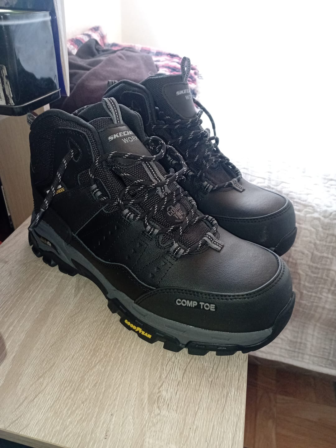 Customer photo review of Botín de Seguridad Skechers Tarver Negro