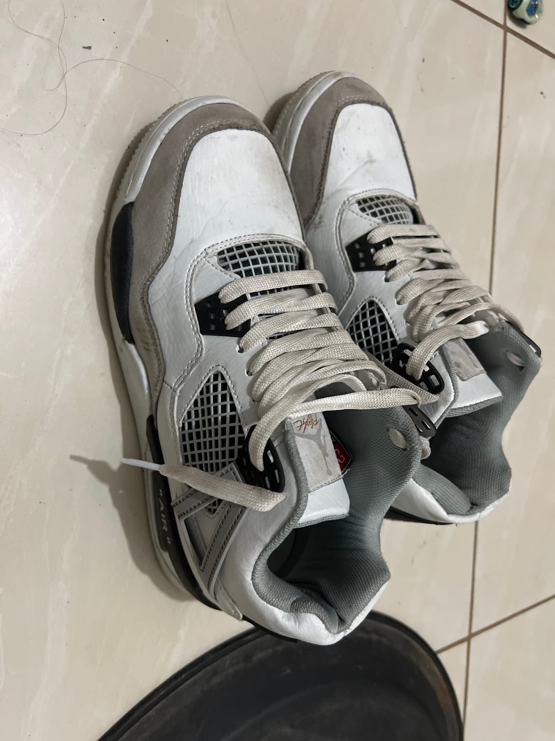 Customer photo review of Tenis Retro 4 Blanco Gris Negro