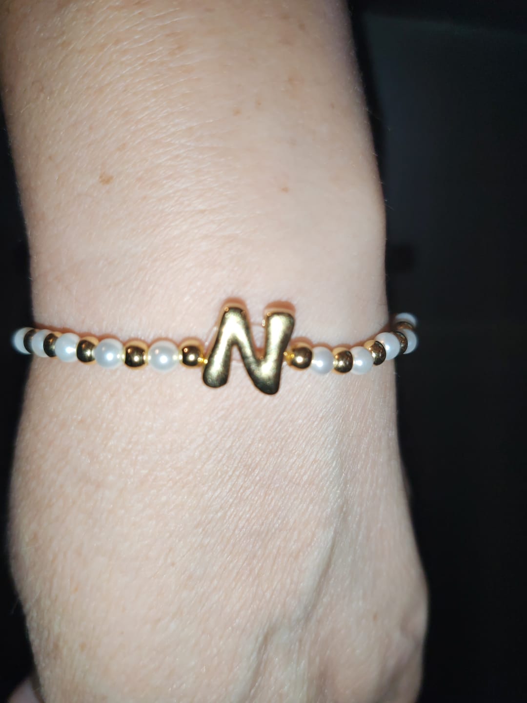 Customer photo review of Pulsera Bolitas Doradas y Perlas Con Inicial