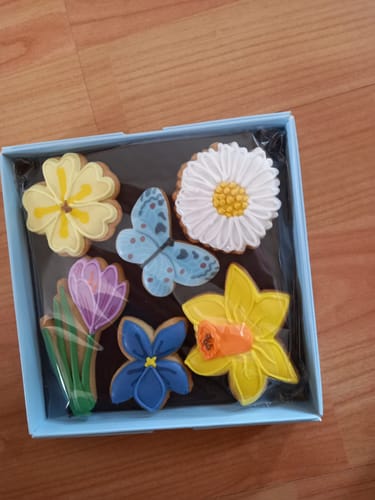 Customer photo review of Flowers Biscuit Box