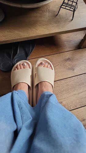 Customer photo review of HappyFlops