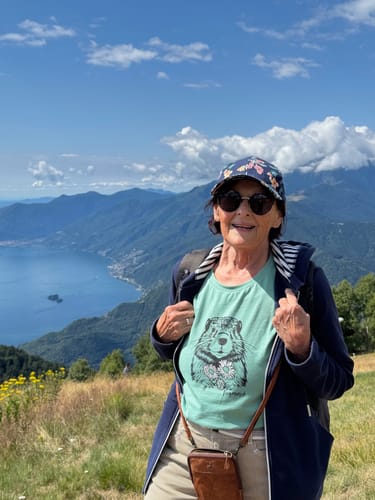 Customer photo review of Murmeltier mit Blumen - Damen Premium Organic Shirt