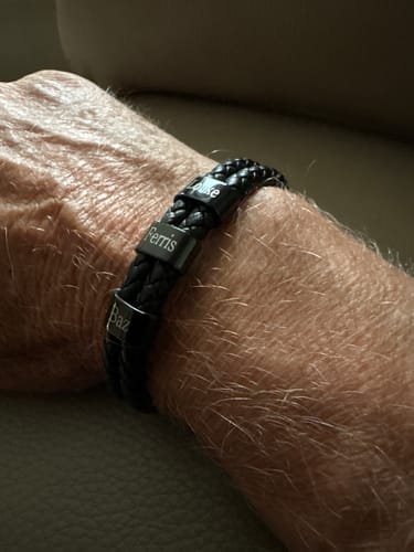 Customer photo review of Leren Familie Namen Armband – Vaderdagcadeau