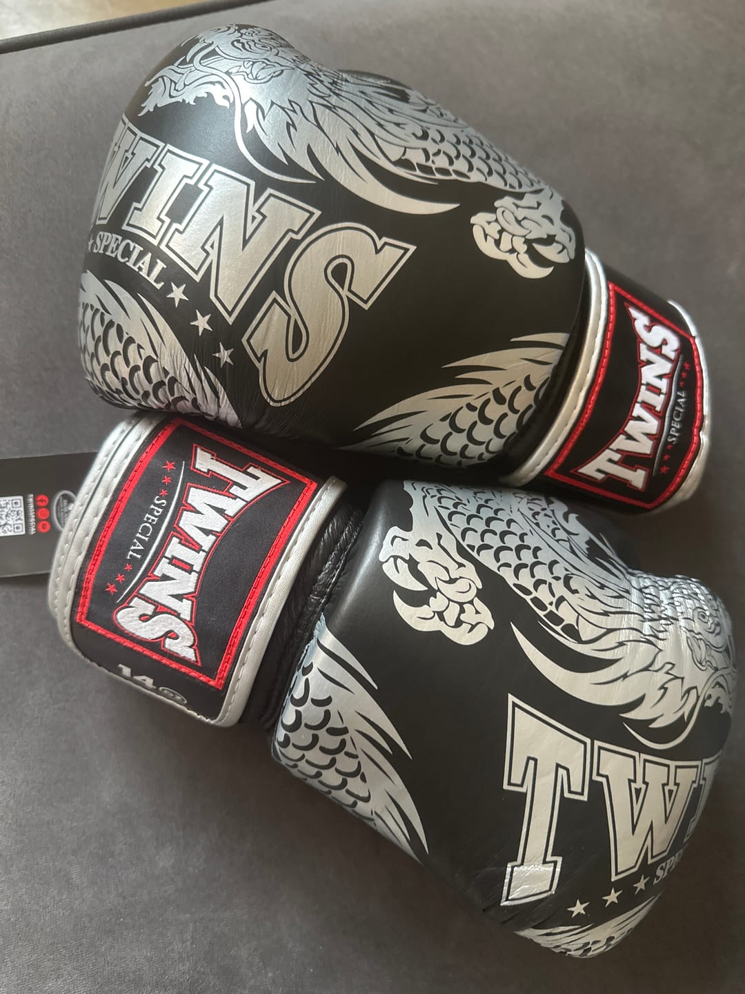 Customer photo review of Twins Special FBGVL3-49 Flying Dragon Silver/Black Boxing Gloves