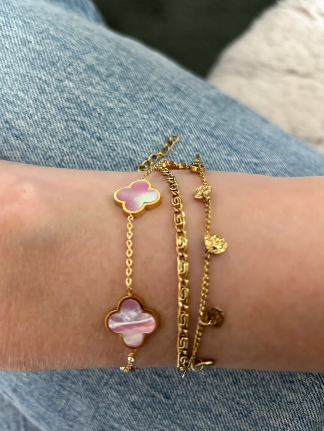 Customer photo review of Rosa Perlmutt Clover Armband | 18K vergoldet