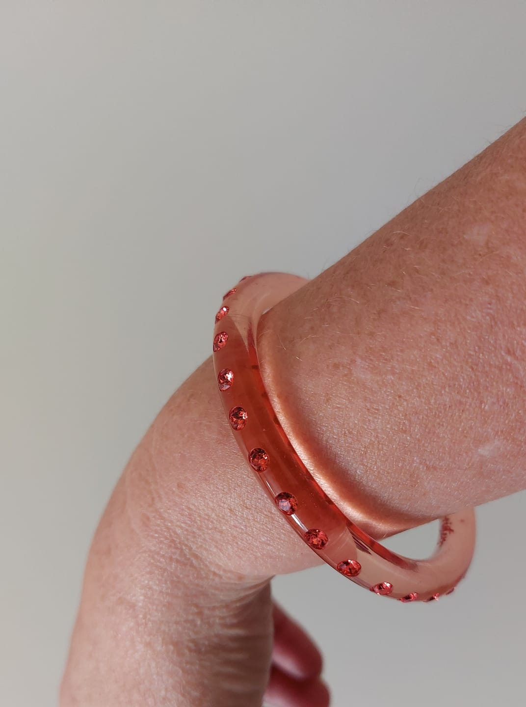 Customer photo review of Transparenter Piccolo Armreif Bari in Koralle