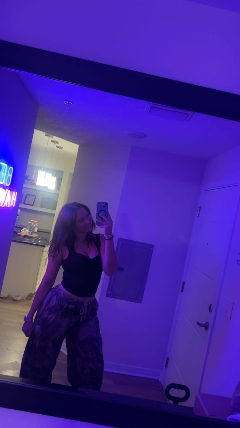 Customer photo review of W283 Off-Duty pants