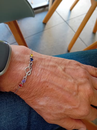 Customer photo review of Gepersonaliseerde Hartknoop Geboortesteen Armband