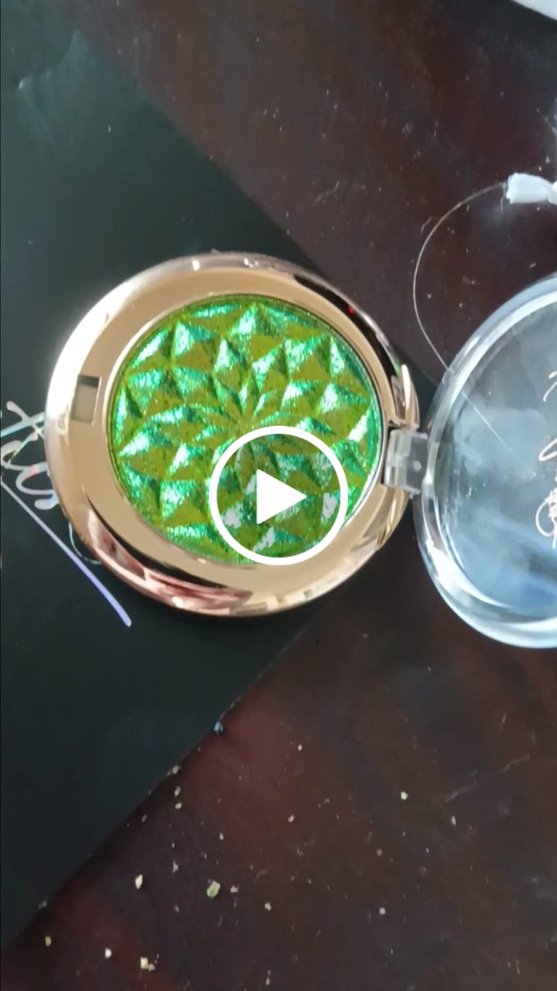 Customer video review of Multichrome Special effect eyeshadow - Medusa
