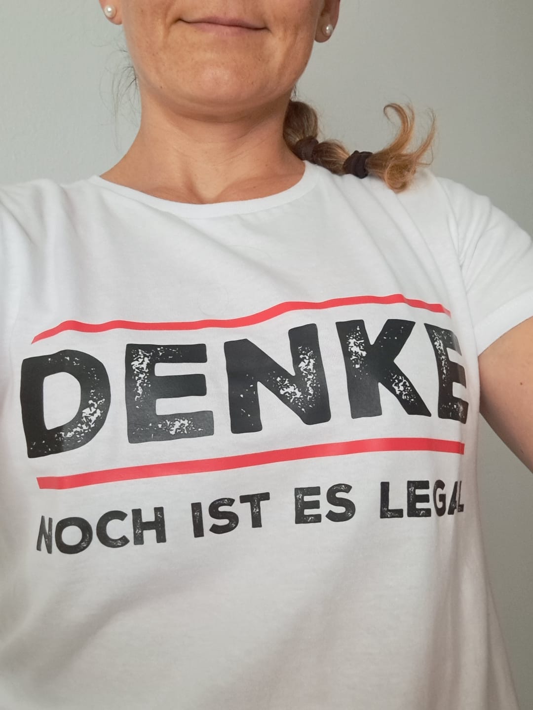 Customer photo review of T-Shirt „Denke – Noch ist es legal“