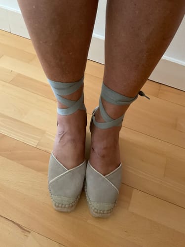 Reseña con foto de un cliente sobre Alpargata Carmen Gris