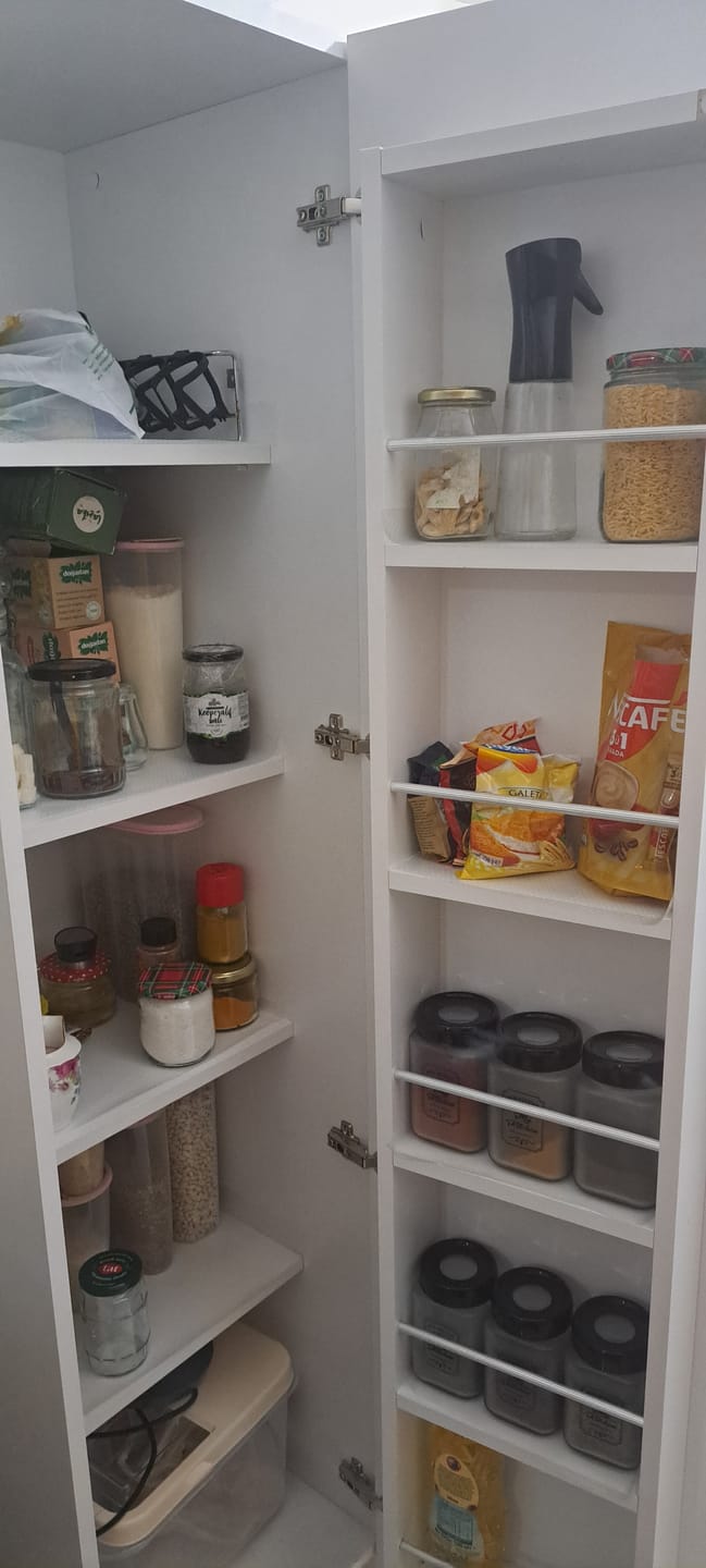 Customer photo review of Rani JE104 Çok Amaçlı Dolap Tekerlekli Tek Kapaklı Kiler Erzak Mutfak Dolabı Beyaz