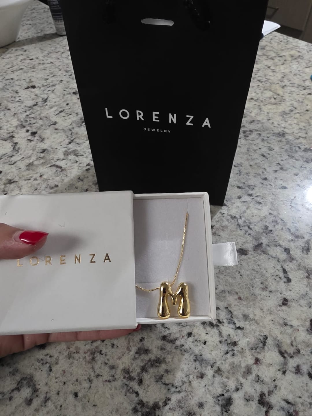 Customer photo review of Collar Inicial Bubble Dorado