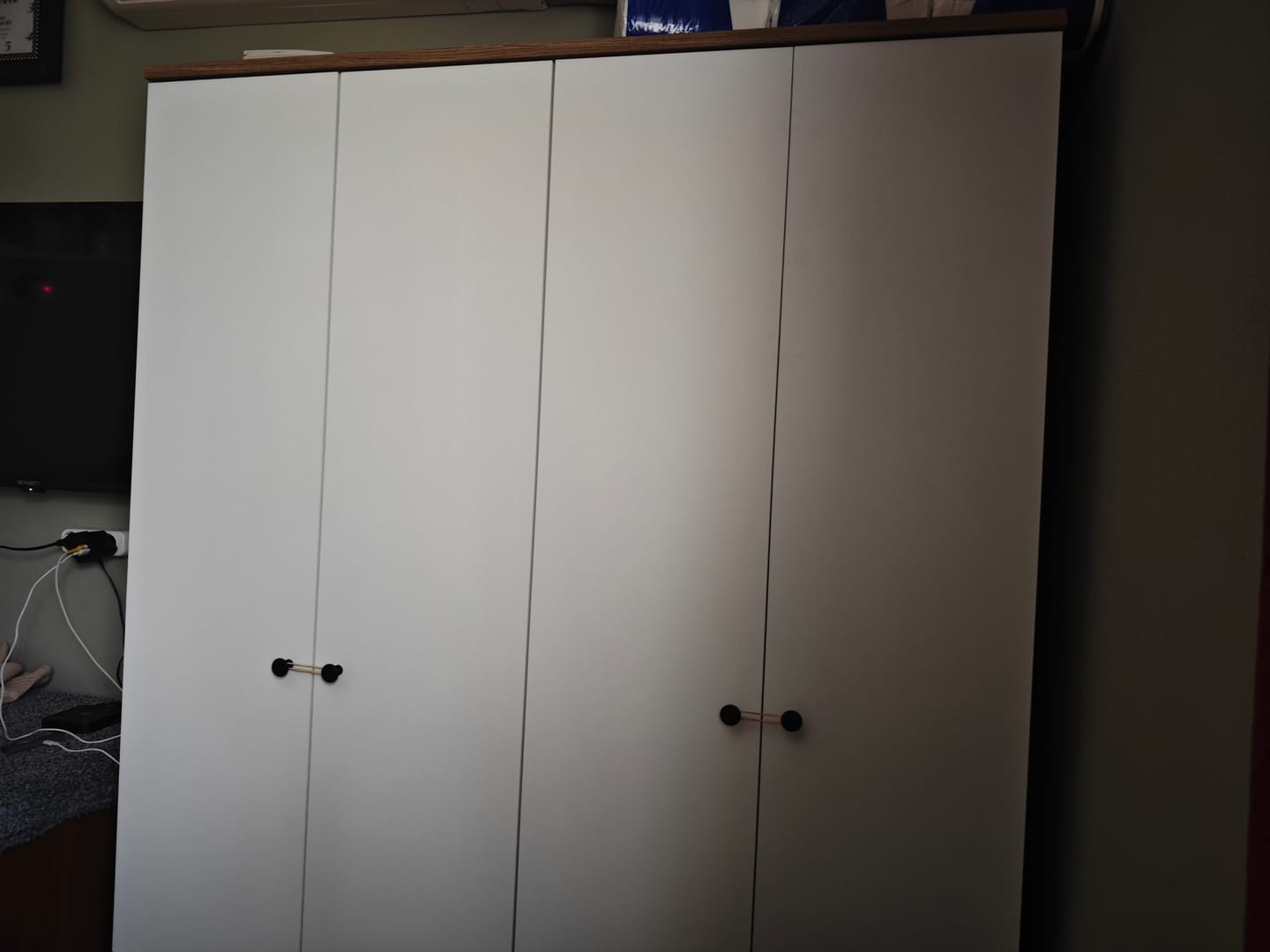 Customer photo review of Rani BA108 Geniş Gardırop Elbise Dolabı 4 Kapaklı 2 Çekmeceli 1 Raflı 2 Askılı Sepet Ceviz - Beyaz