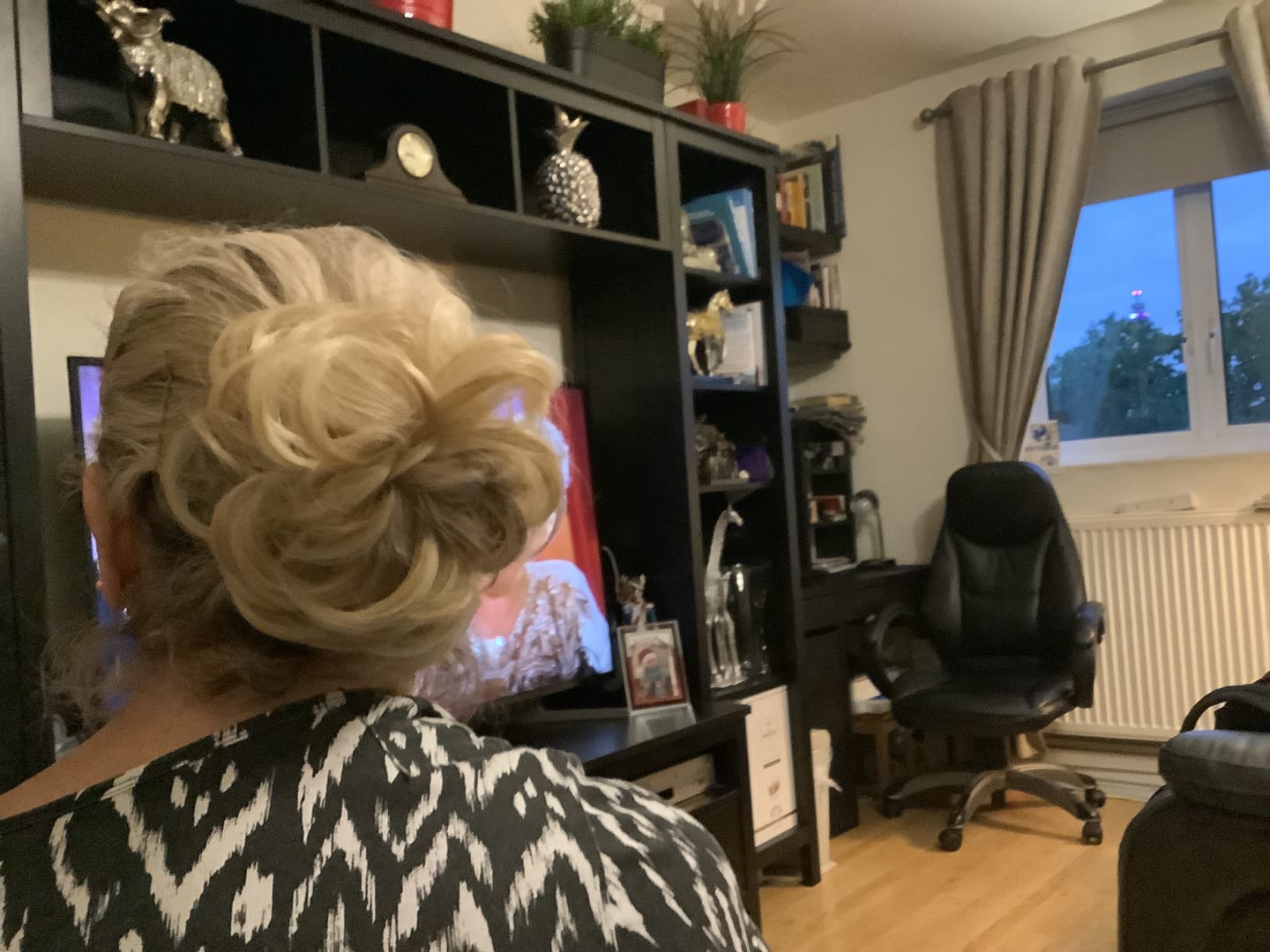 Customer photo review of Stranded Mini Messy Bun - #27/613 Daffodil Dreams