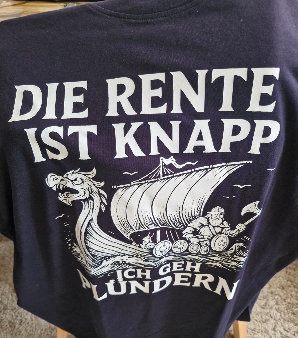Customer photo review of Die Rente ist knapp   - Herren Premiumshirt