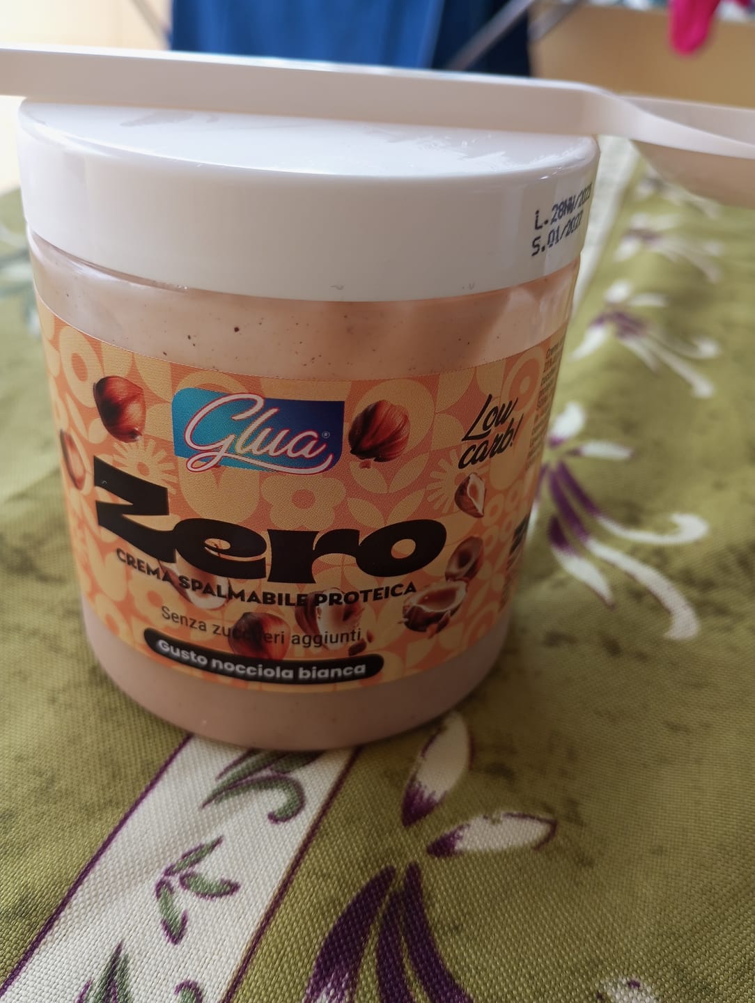 Customer photo review of Crema proteica gusto nocciola bianca