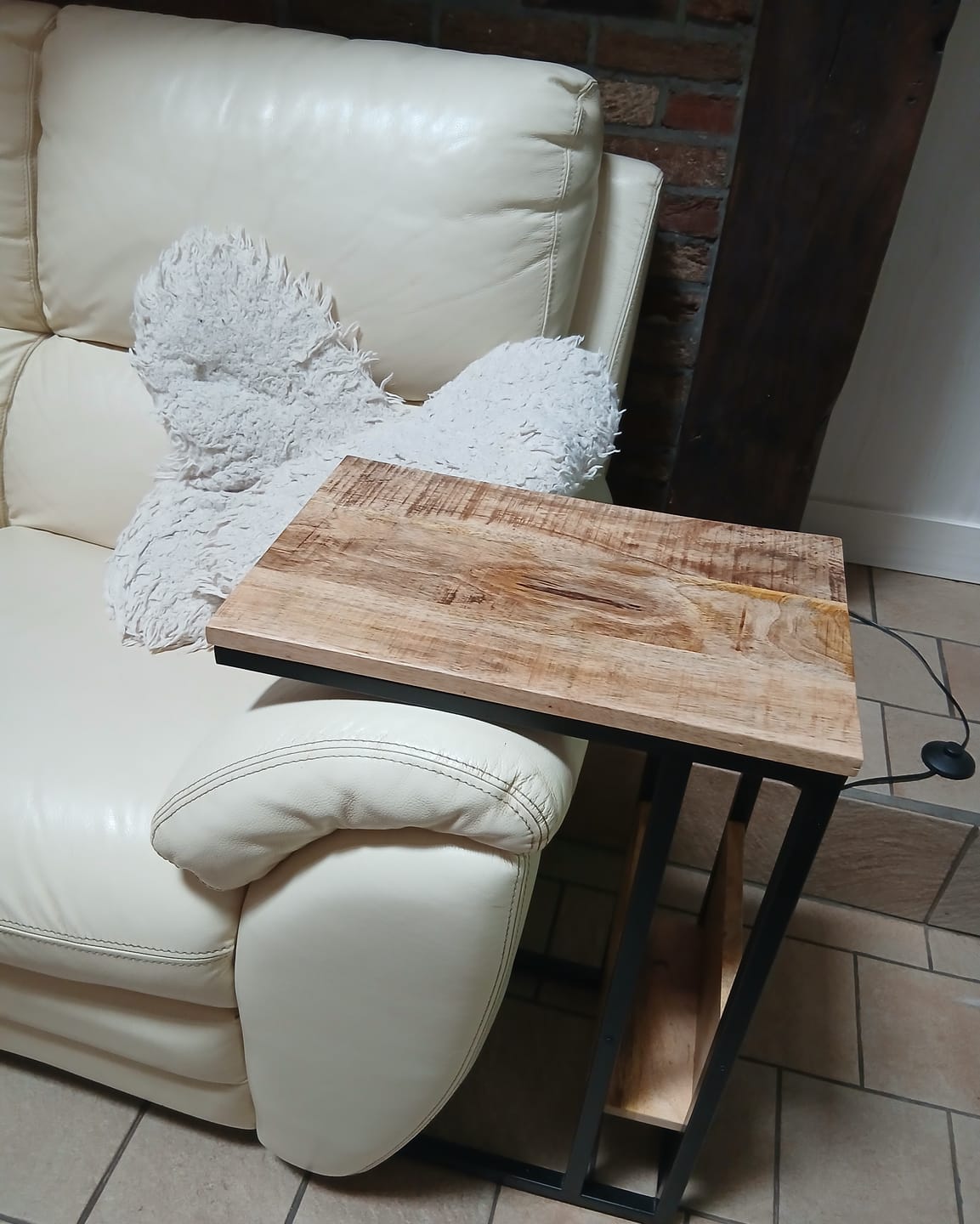 Customer photo review of Bijzettafel voor over de bank | Mangohout en Staal | 45x29x69cm