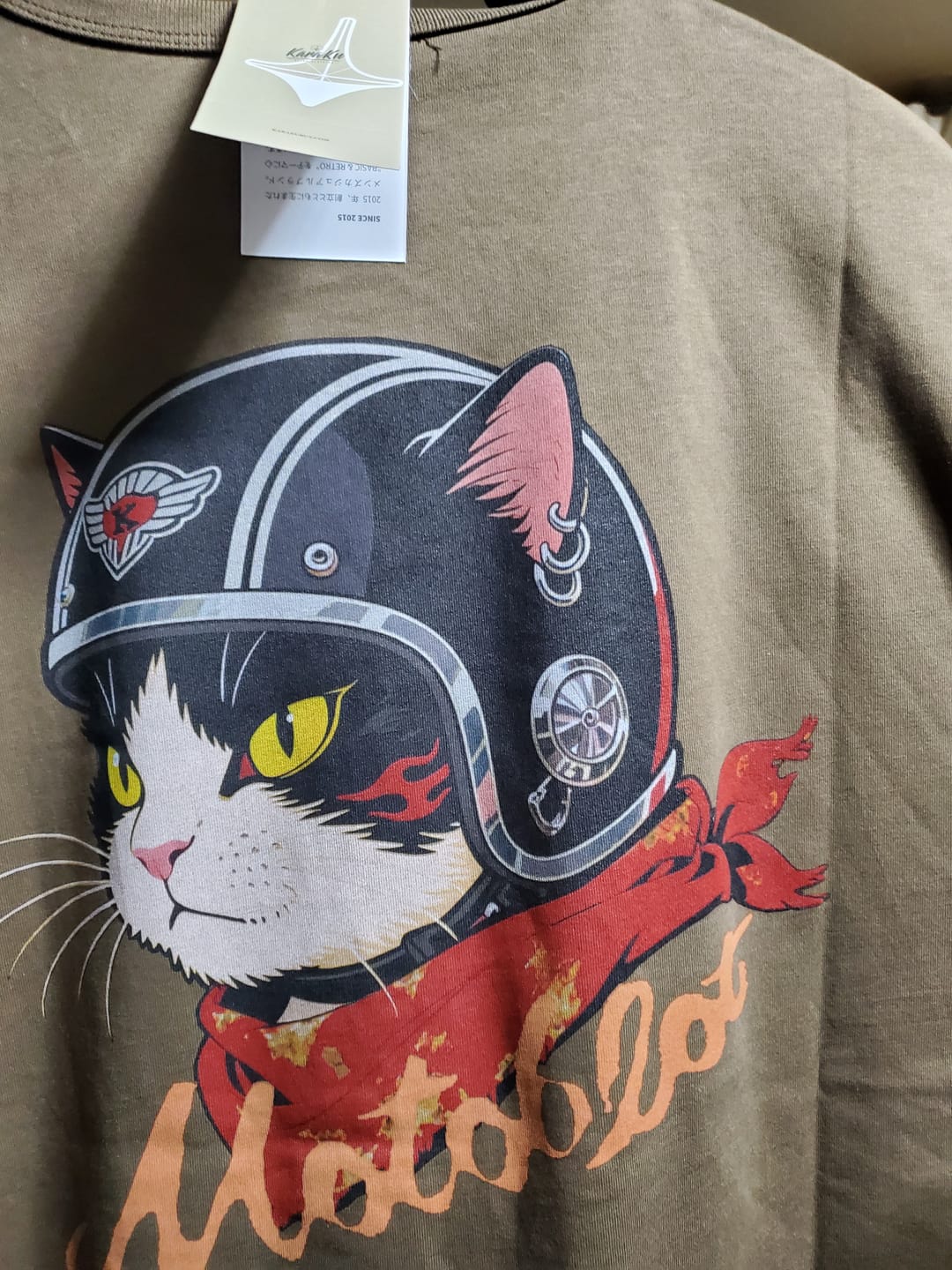 Customer photo review of 「ヘルメットを被った猫」プリント＆KaraKuロゴ刺繡コットンTee