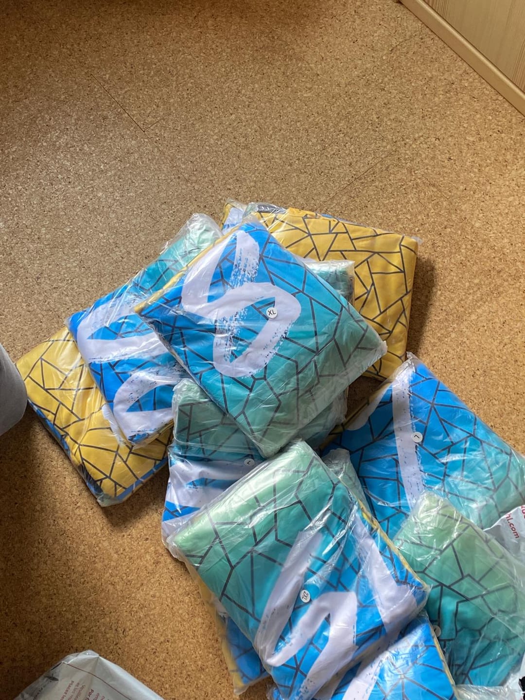 Customer photo review of Benutzerdefinierte Reversible Basketball Jersey Personalisierte Print Name Nummer Logo Flaw- Hellblau&Gelb