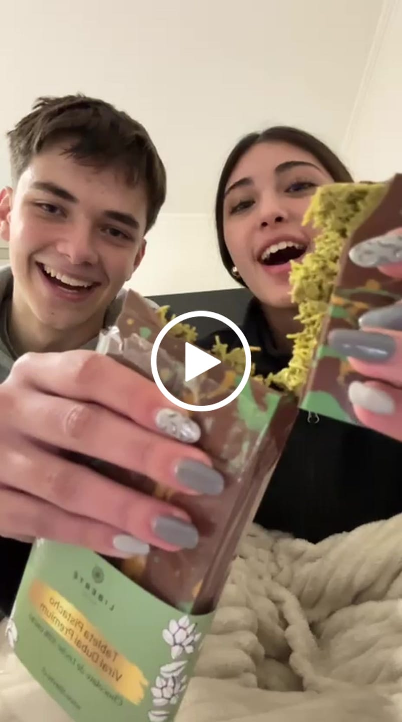 Customer video review of Tableta Viral de Dubái Leche - Pistacho Habibi