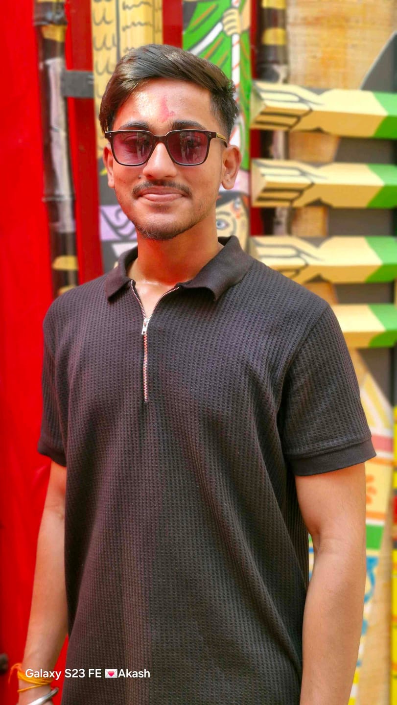 Customer photo review of Black Structured Half Sleeves Zipper T Shirt
