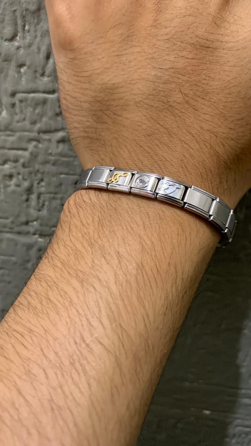 Customer photo review of Charm Inicial Plateada