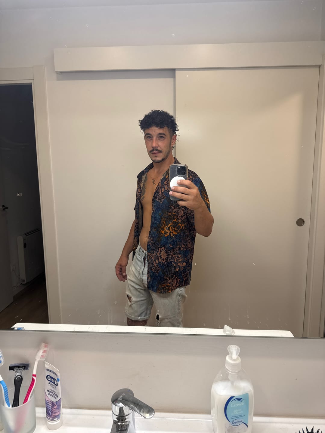 Customer photo review of Chemise de villégiature à manches courtes pour homme, motif floral rétro, 100 % rayonne