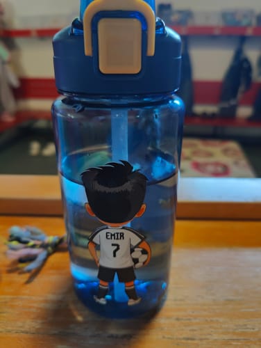 Customer photo review of Personalisierte Fußball-Trinkflasche 600ml - Gestalte deinen Avatar mit Trikotnummer & Name