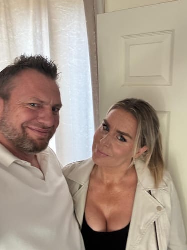 Customer photo review of GLOSS BODY ILLUMINATOR (BRUSH INCLUDED)