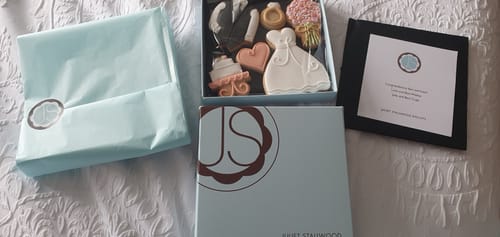 Customer photo review of Wedding Deluxe Biscuit Box