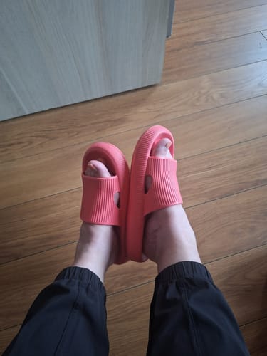 Customer photo review of HappyFlops