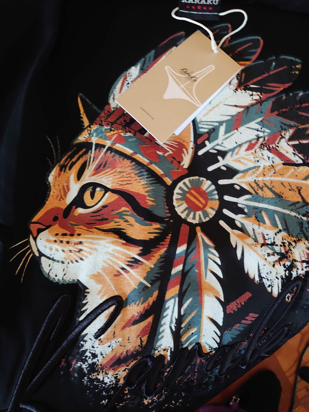 Customer photo review of 「インディアン酋長猫」プリント＆karaku刺繍入りコットンTシャツ