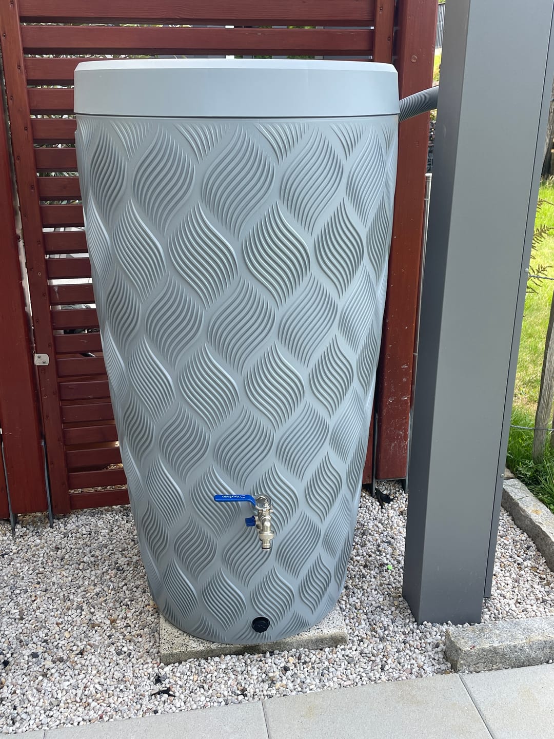 Customer photo review of YourCasa Regentonne 240 Liter [Seabreeze Flower] - Nachhaltige Bewässerung im Garten