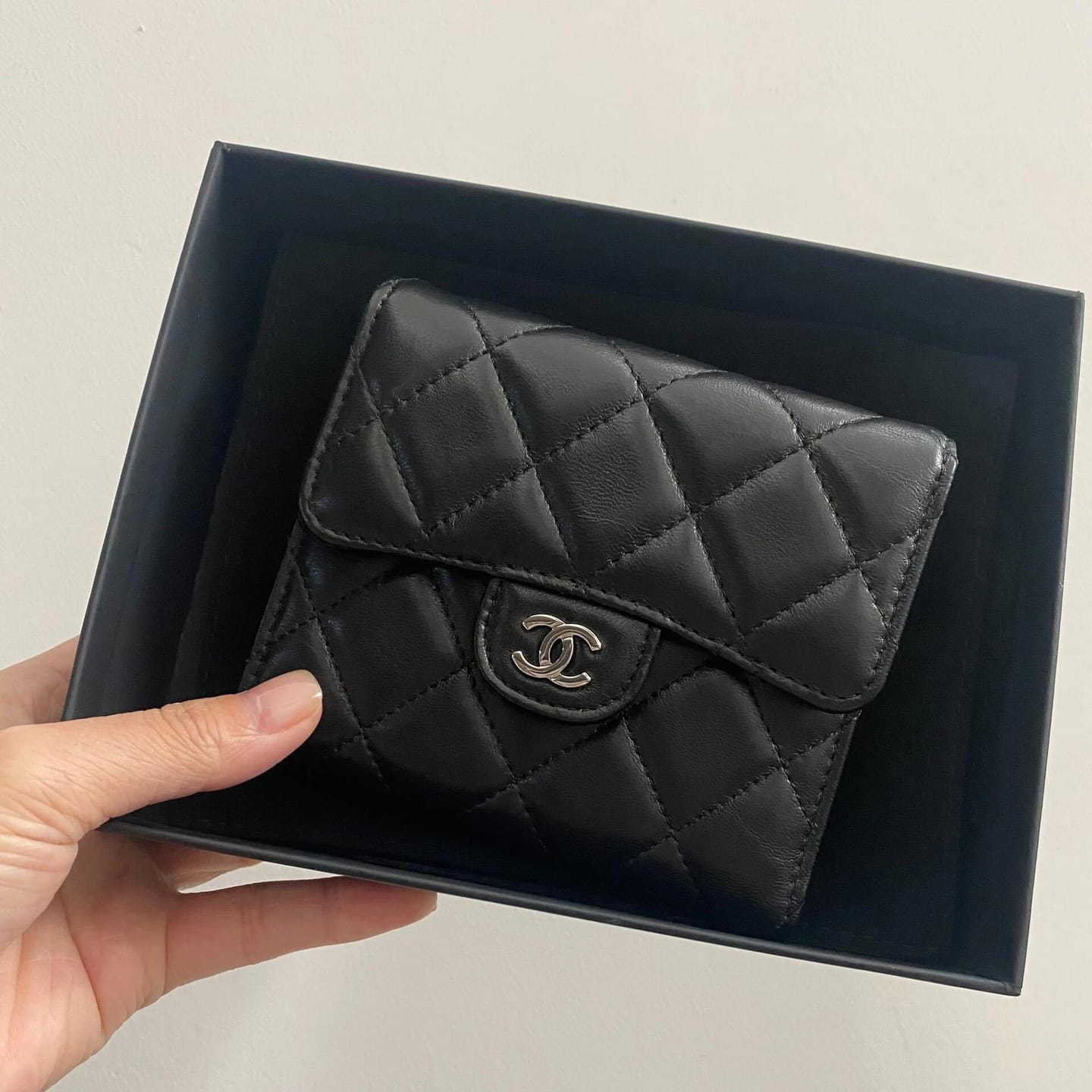 Customer photo review of 【シャネル】定番CFライン キャビアスキン三つ折財布 高級感漂う春夏新作