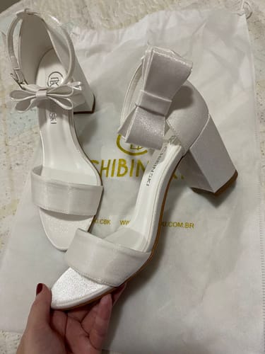 Customer photo review of Sandália Noiva Gisele Velvet Branco