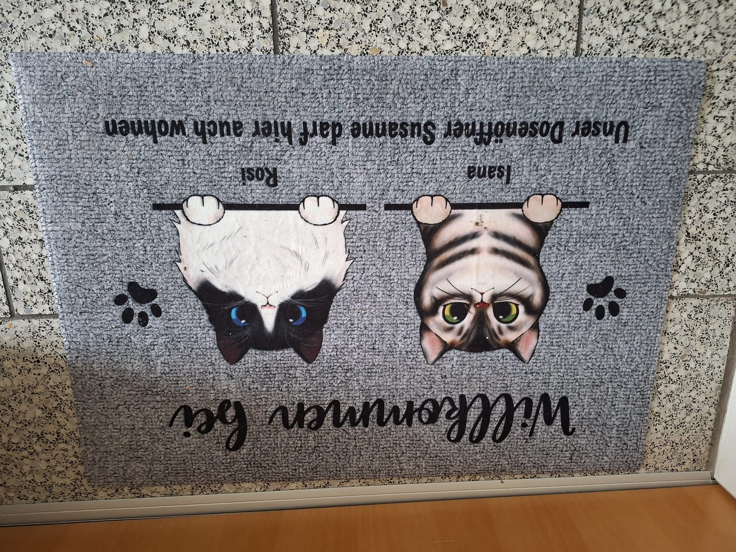 Customer photo review of Willkommen bei neugierigen Katzen - Individuelle Fußmatte