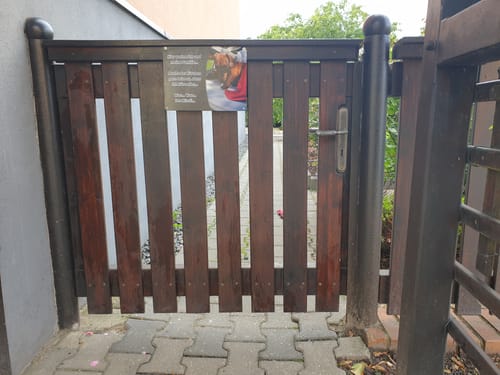 Customer photo review of Hunde-Türschild personalisiert mit Foto & Text (UV- und wetterfest)