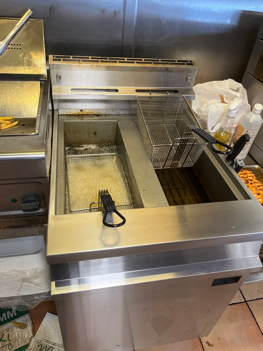Customer photo review of Falcon Dominator Plus G3865 Twin Tank Twin Basket Gas Fryer 30L