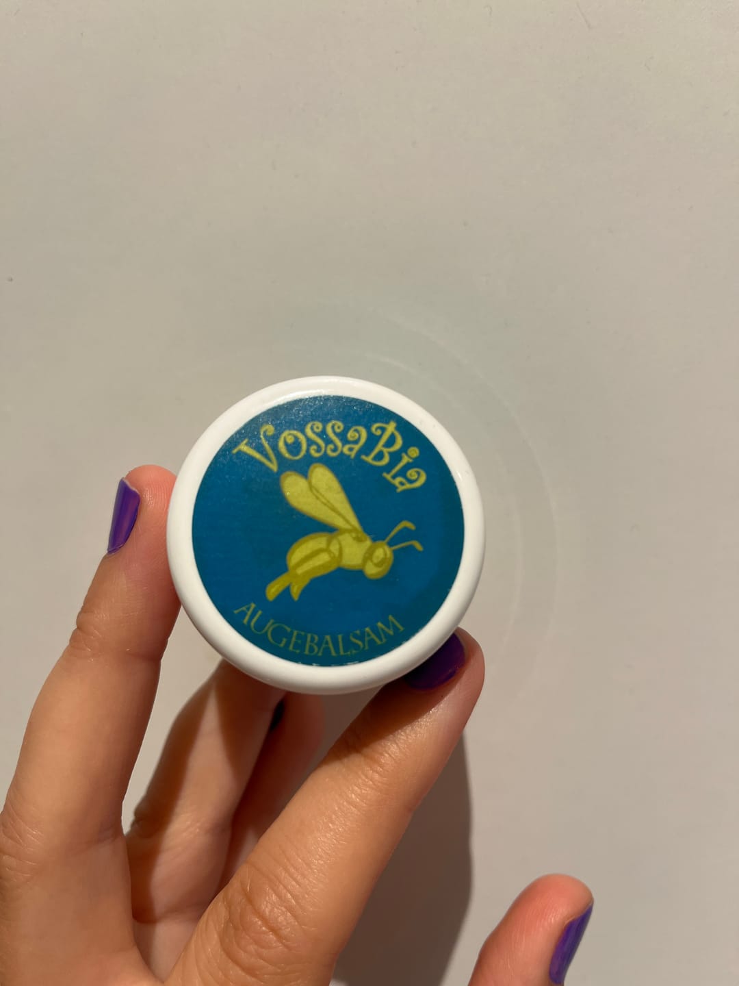 Reseña fotográfica de un cliente sobre el bálsamo para ojos