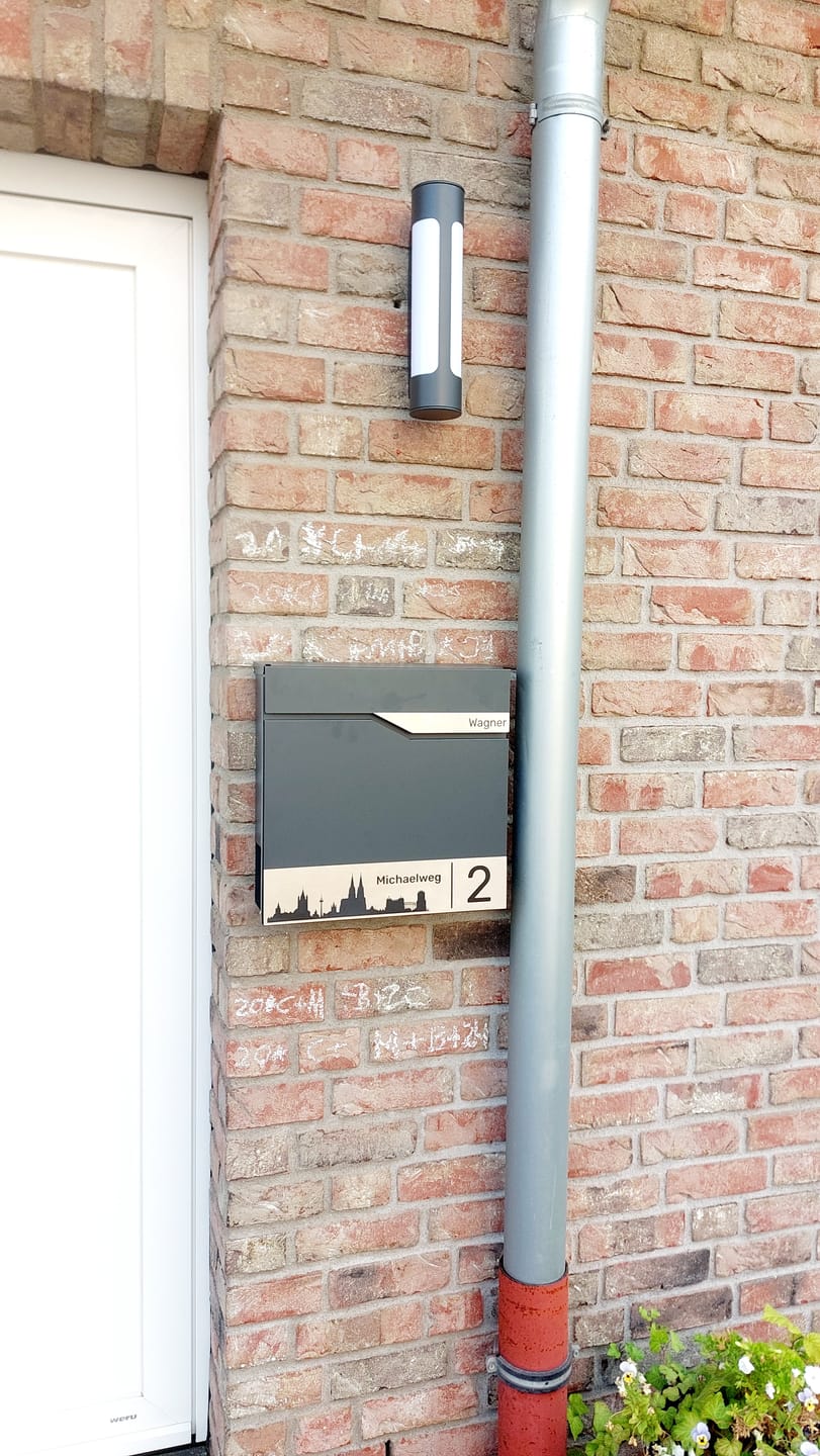 Customer photo review of Moderner Briefkasten Bochum mit Zeitungsfach - Weiß oder anthrazit pulverbeschichtet – durch aufgesetzte Edelstahlschilder individuell personalisierbar